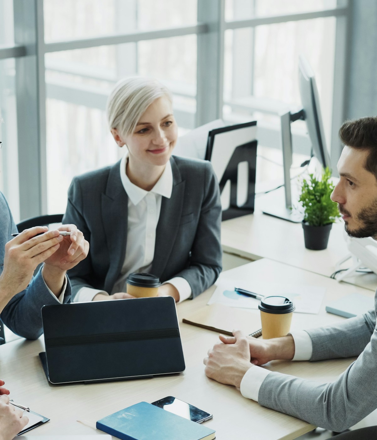 Grupo profesional en un espacio corporativo